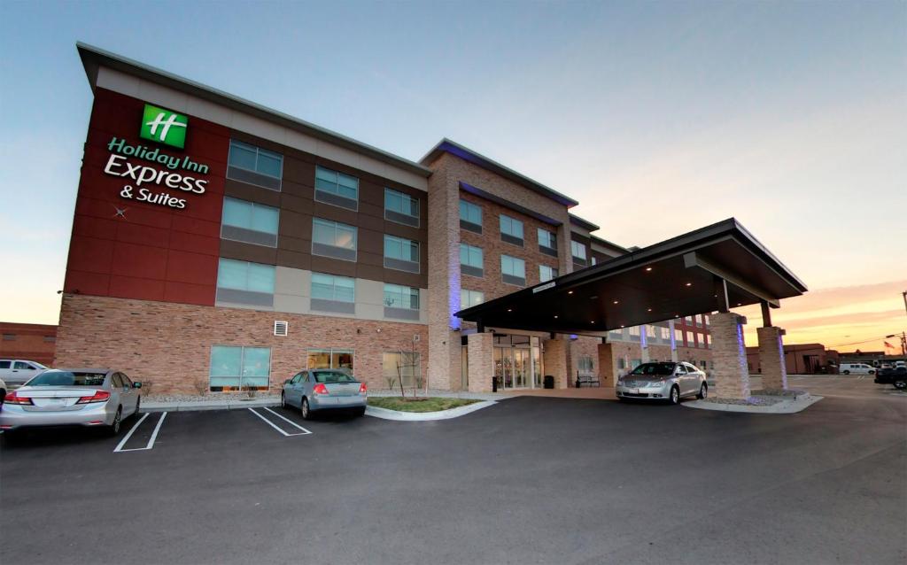 Holiday Inn Express & Suites - Detroit Northwest - Livonia an IHG Hotel Main image 1